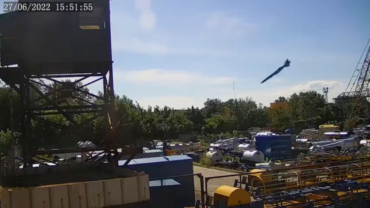 Eine russische Rakete kurz vor dem Einschlag in ein Einkaufszentrum in Krementschuk im Osten der Ukraine