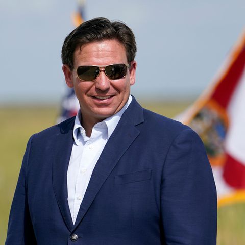 Ron DeSantis am Rednerpult vor Einblendung "Awake - Not woke"