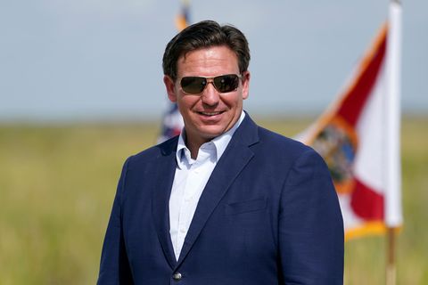 Ron DeSantis am Rednerpult vor Einblendung "Awake - Not woke"