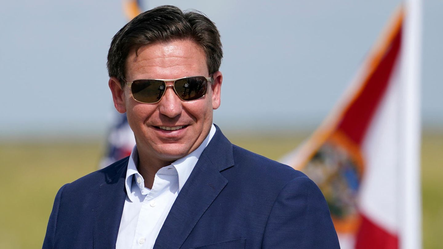 Ron DeSantis am Rednerpult vor Einblendung "Awake - Not woke"