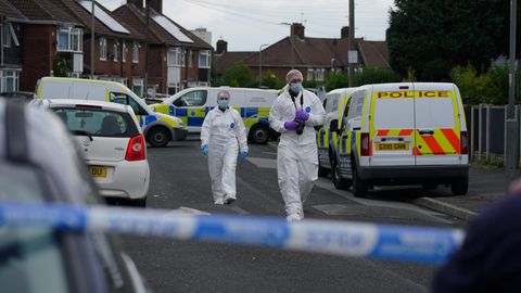 Beamte der Spurensicherung in der Nähe des Tatorts in Liverpool, England, wo ein neunjähriges Mädchen tödlich erschossen wurde