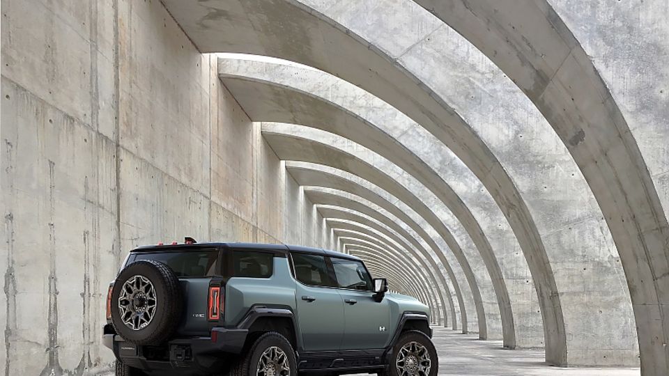 GMC Hummer SUV 2023