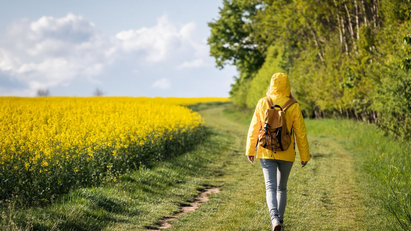 Frau macht einen Spaziergang