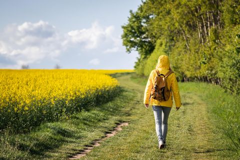 Frau macht einen Spaziergang