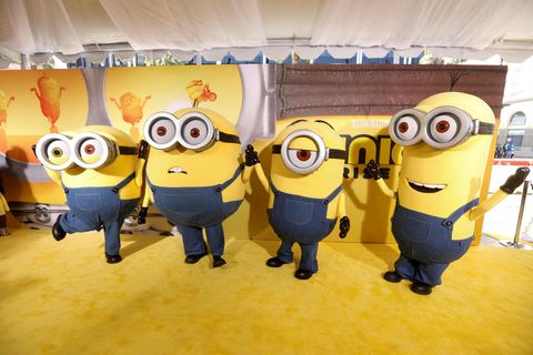 Vier Menschen posieren als Minions verkleidet
