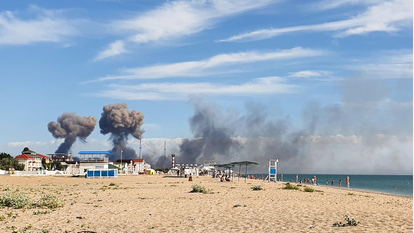 Rauchwolken über der Krim, die Russland 2014 von der Ukraine annektierte Rauchwolken über der Krim, die Russland 2014 von der Ukraine annektierte