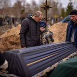 Butscha: Der zehnjährige Wowa wird von seinem Vater Ivan Drahun getröstet, während der Sarg seiner Mutter zum Grab gebracht wird