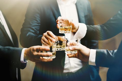 Kollegen beim gemeinsamen Trinken (Symbolbild)