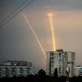 Raketen, die von der russischen Region Belgorod aus auf die Ukraine abgefeuert werden, erhellen die Morgendämmerung