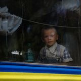 Junge auf dem Bahnhof von Udachnoe wird per Zug aus der Region Donbas in den Westen des Landes evakuiert.