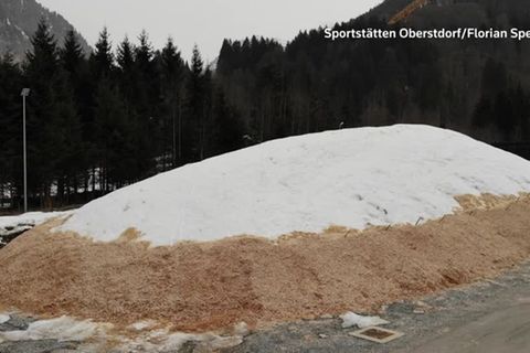 Snowfarming: Warum Oberstdorf im Allgäu einen Haufen Schnee vor dem Sommer rettet