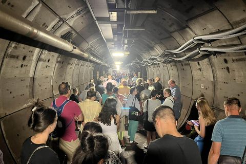 Über einen Nottunnel wurden die Passagiere aus dem Eurotunnel herausgeführt und zu einem Ersatzzug gebracht