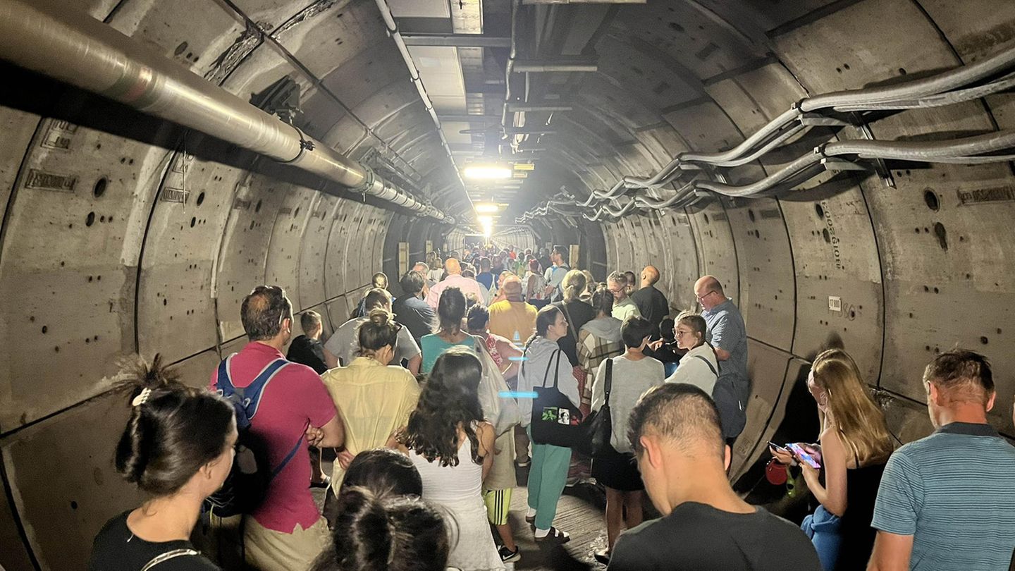 Über einen Nottunnel wurden die Passagiere aus dem Eurotunnel herausgeführt und zu einem Ersatzzug gebracht