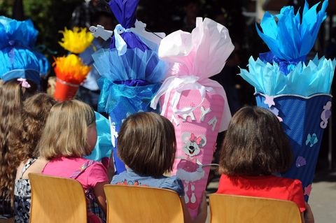 Mädchen halten ihre riesigen Schultüten in der Hand