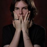 Olga aus der Ukraine trägt Ringe an der Hand