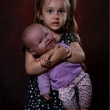 Erinnerungsstücke: Veronika, 3 Jahre  "Meine Puppe heißt Katja und kommt aus der Ukraine. Sie ist ein Geschenk von "Väterchen Frost" zu Neujahr. Sie ist mein Lieblingsspielzeug und erinnert mich an Zuhause".