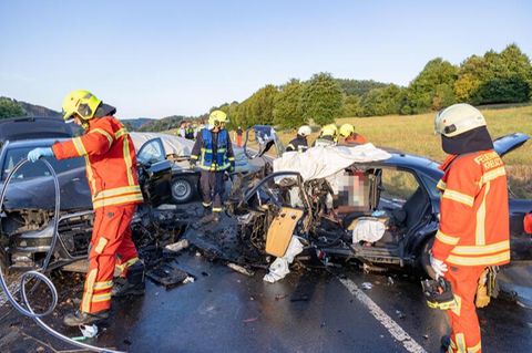 Nordrhein-Westfalen, Kreuztal. Bei einem Verkehrsunfall erlitt ein 39-Jähriger tödliche Verletzungen.