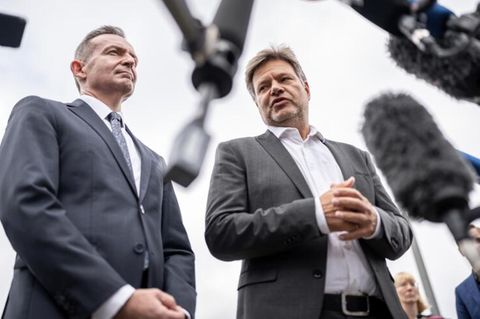 Wirtschaftsminister Robert Habeck (Grüne) spricht neben Verkehrsminister Volker Wissing (FDP) zur Presse