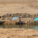 Menschen fischen in einer Pfütze des ausgetrockneten Jangtse-Flussbetts