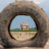 Ein Autoreifen steht auf dem ausgetrockneten Jangtse-Flussbett