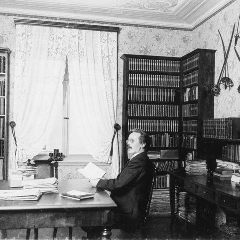 Der Schriftsteller Karl May in seiner Bibliothek in der Villa Shatterhand (Aufnahme etwa 1896). Im Jahr 2011 erschien die Biografie „Karl May oder Die Macht der Phantasie“ von Literaturwissenschaftler Helmut Schmiedt. Bis zu seiner Emeritierung war Schmiedt geschäftsführender Leiter des Instituts für Germanistik an der Universität Koblenz-Landau.