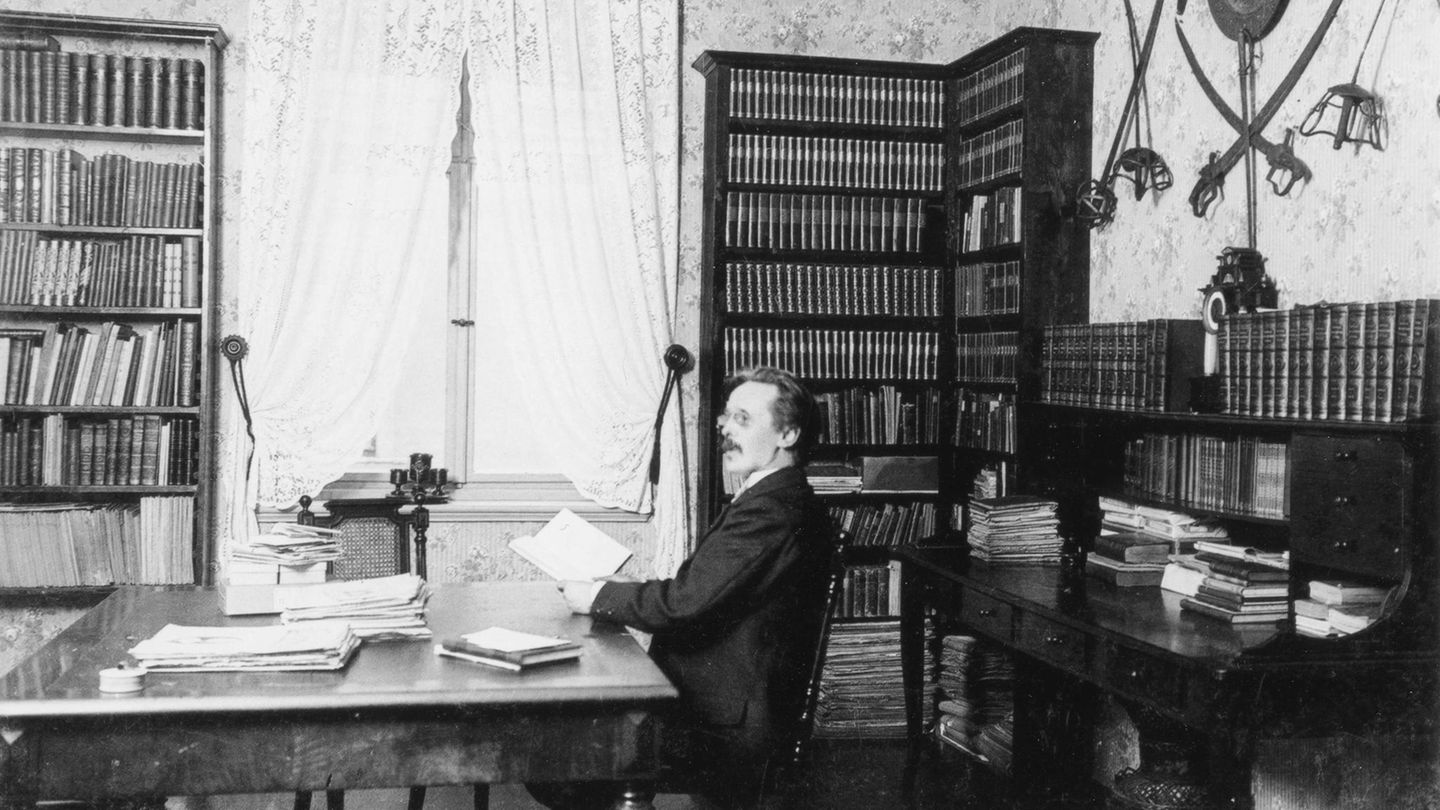 Prof. Helmut Schmiedt: Der Schriftsteller Karl May in seiner Bibliothek in der Villa Shatterhand (Aufnahme etwa 1896). Im Jahr 2011 erschien die Biografie „Karl May oder Die Macht der Phantasie“ von Literaturwissenschaftler Helmut Schmiedt. Bis zu seiner Emeritierung war Schmiedt geschäftsführender Leiter des Instituts für Germanistik an der Universität Koblenz-Landau. Der Schriftsteller Karl May in seiner Bibliothek in der Villa Shatterhand (Aufnahme etwa 1896). Im Jahr 2011 erschien die Biografie „Karl May oder Die Macht der Phantasie“ von Literaturwissenschaftler Helmut Schmiedt. Bis zu seiner Emeritierung war Schmiedt geschäftsführender Leiter des Instituts für Germanistik an der Universität Koblenz-Landau.