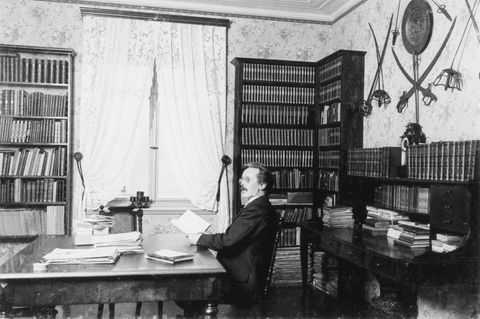 Der Schriftsteller Karl May in seiner Bibliothek in der Villa Shatterhand (Aufnahme etwa 1896). Im Jahr 2011 erschien die Biografie „Karl May oder Die Macht der Phantasie“ von Literaturwissenschaftler Helmut Schmiedt. Bis zu seiner Emeritierung war Schmiedt geschäftsführender Leiter des Instituts für Germanistik an der Universität Koblenz-Landau.
