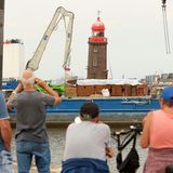 Bremerhavener beobachten schiefen Turm