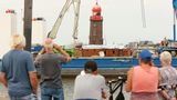 Bremerhavener beobachten schiefen Turm