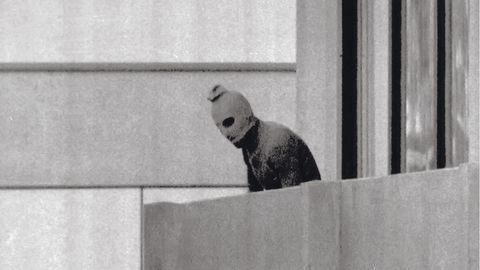 Ein Terrorist ist auf dem Balkon vor der Wohnung zu sehen, in der die Geiseln in München 1972 festgehalten wurden