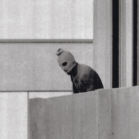 Ein Terrorist ist auf dem Balkon vor der Wohnung zu sehen, in der die Geiseln in München 1972 festgehalten wurden