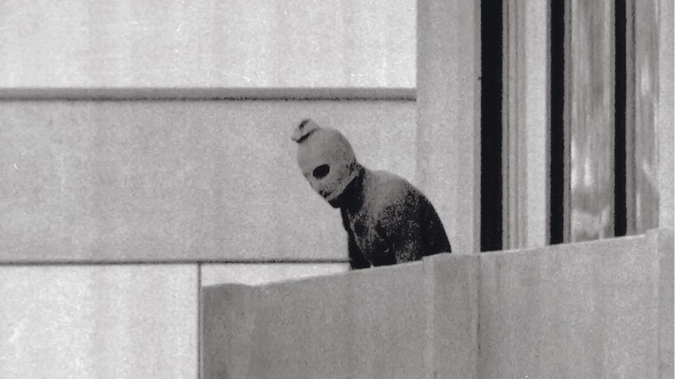 Auf dem Balkon vor der Wohnung, in der die Geiseln 1972 in München festgehalten wurden, ist ein Terrorist zu sehen.
