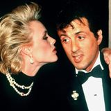 Nicht mal ein Jahr nach der Scheidung folgte Ehe Nummer zwei: Mit Model Brigitte Nielsen besuchte Stallone sogar den damaligen Präsidenten Ronald Reagan im Weißen Haus. Das Eheaus nach zwei Jahren beschäftigte die Klatschpresse über Monate.