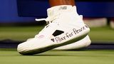 New York: Und noch eine Solidaritätsgeste. Auf dem Schuh der US-amerikanischen Tennisspielerin Coco Gauff steht das Motte "Play for Peace" - Spielen für den Frieden, um auf die humanitäre Hilfe für die Ukraine aufmerksam zu machen