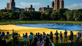 New York, USA. So sieht Solidarität aus mit der angegriffenen Ukraine aus. Zum Unabhängigkeitstag präsentieren Unterstützer im Central Park die vermutlich größte ukrainische Flagge der Welt. Sie hat eine Dimension von 60 x 40 Metern