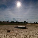 Ein Boot liegt auf einem ausgetrockneten Jangtse-Flussbett