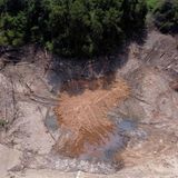 Ein fast ausgetrocknetes Gemeinschaftsreservoir in der Gemeinde Chongqing