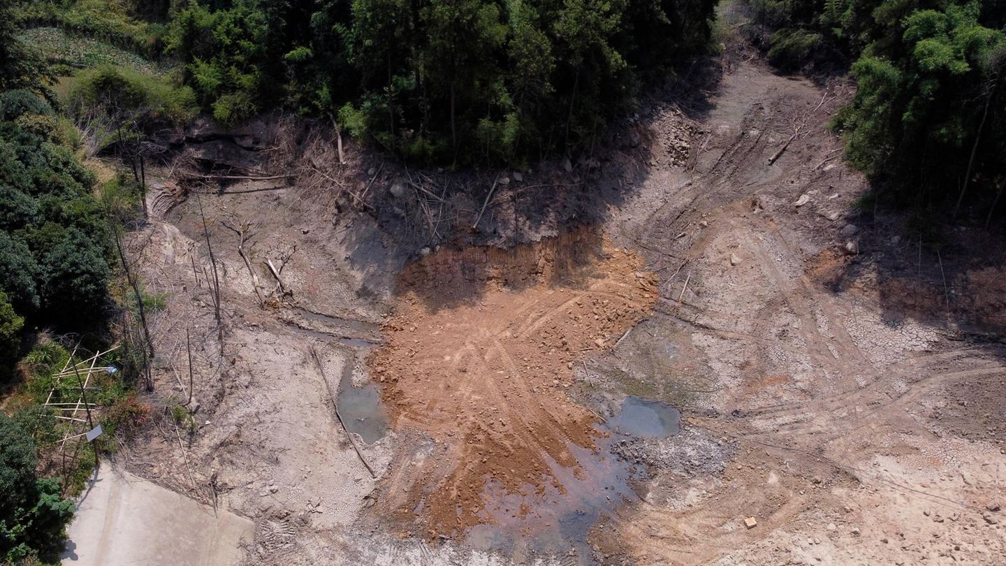 Ein fast ausgetrocknetes Gemeinschaftsreservoir in der Gemeinde Chongqing