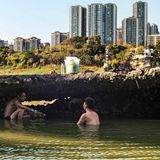 Bewohner erfrischen sich im Jialing-Fluss, einem wichtigen Nebenfluss des Jangtsekiang