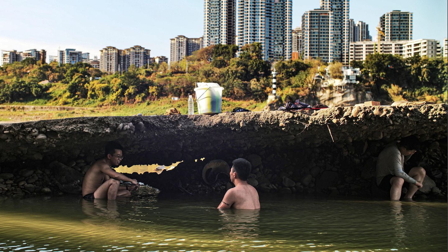 Bewohner erfrischen sich im Jialing-Fluss, einem wichtigen Nebenfluss des Jangtsekiang