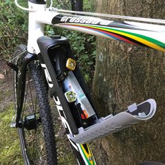 BeeSafe aus DHDL im Test: BeeSafe am Steuerrohr eines Crosser montiert