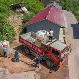 Arbeiter transportieren Wasser von einem Dürre-Wasserlastwagen