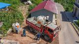 Arbeiter transportieren Wasser von einem Dürre-Wasserlastwagen