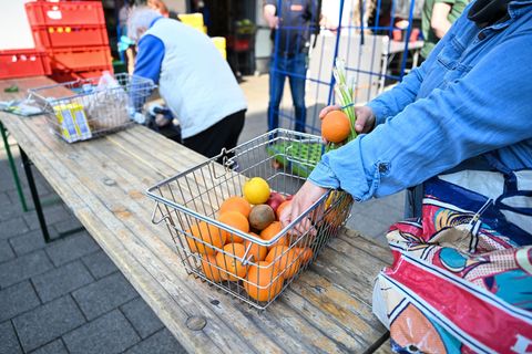 Ehrenamtliche Helfer verteilen bei der Tafel Lebensmittel