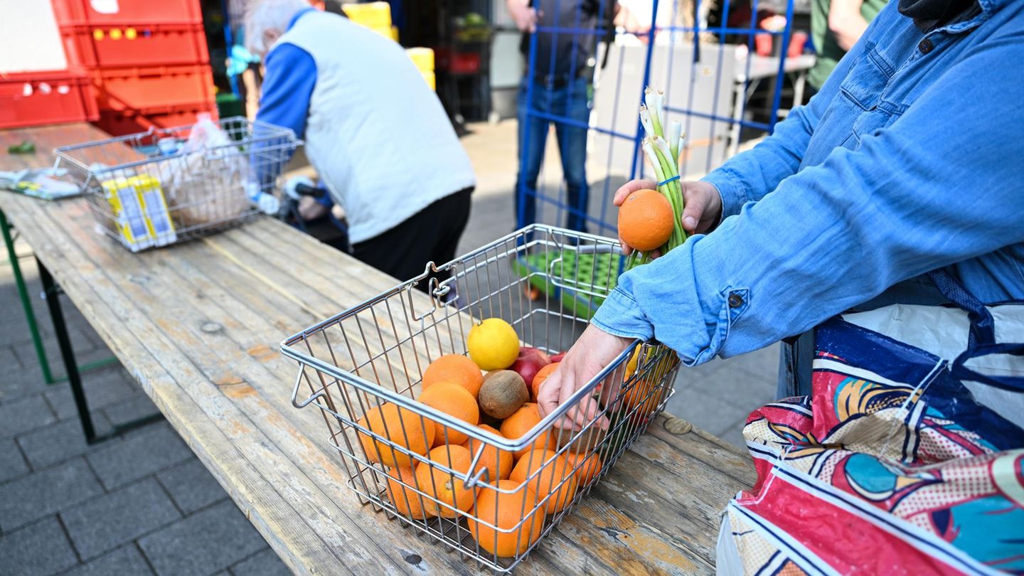 Ehrenamtliche Helfer verteilen bei der Tafel Lebensmittel