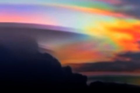 Augenzeuge filmen seltene Pileus-Wolke