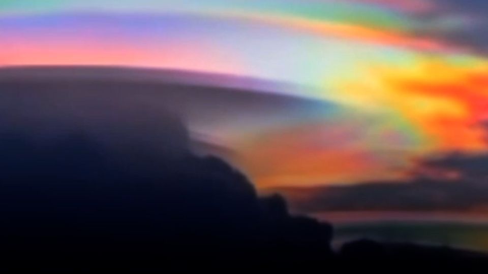 Pileus-Wolke: Seltenes Wetterphänomen mit Regenbogenfarben (Video) Augenzeuge filmen seltene Pileus-Wolke