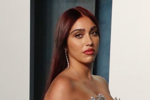 Lourdes León in einem glitzernden Kleid auf dem roten Teppich