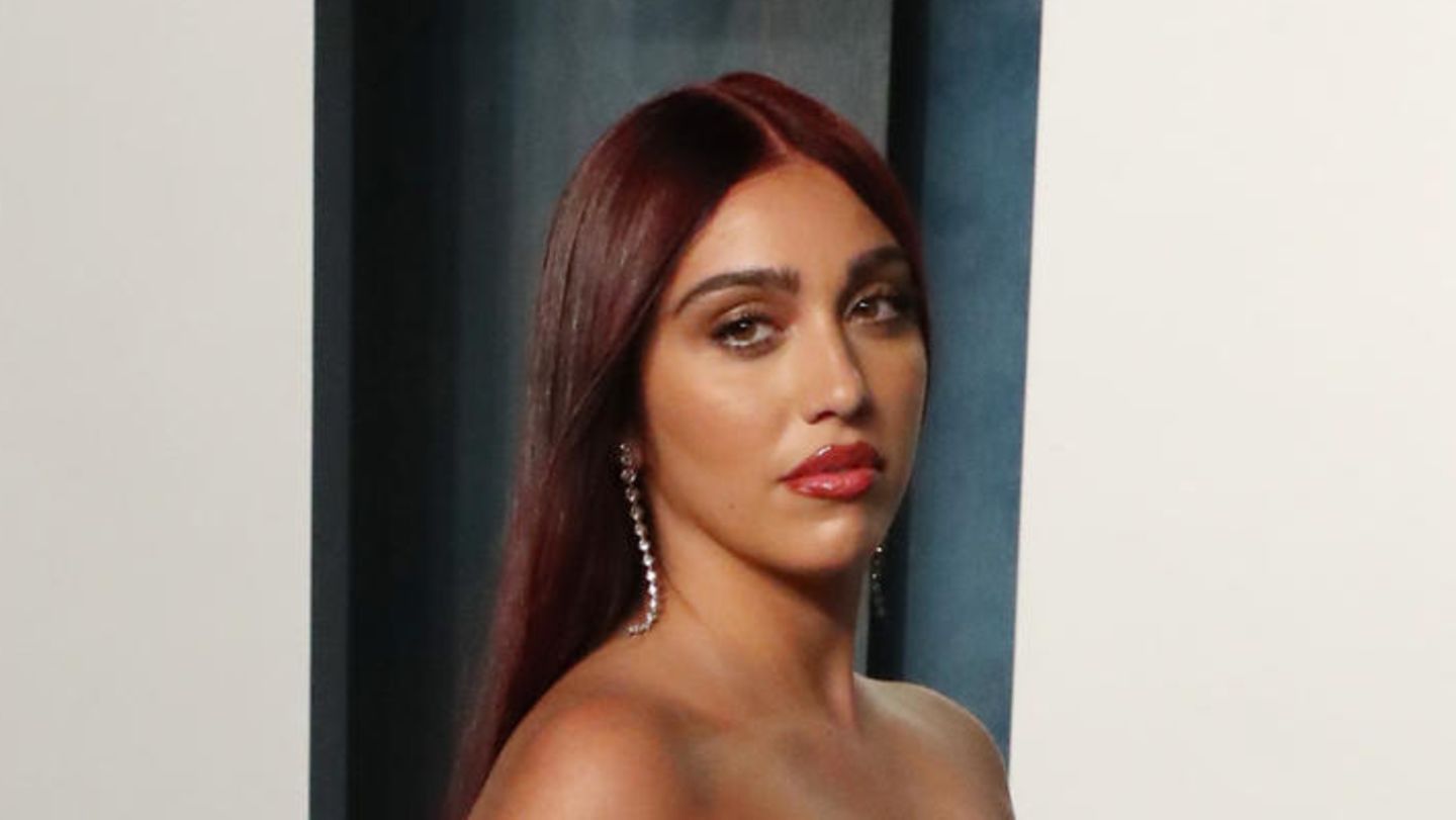 Lourdes León in einem glitzernden Kleid auf dem roten Teppich