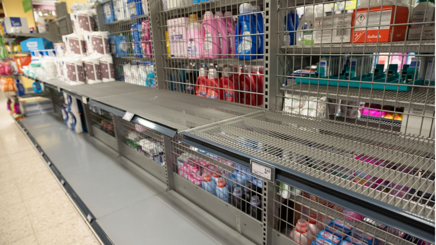 Leere Toilettenpapier-Regale im Supermarkt